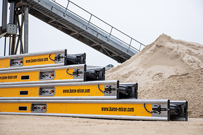 Convoyeurs aluminium BARON CU 4500 connectés en série sur un chantier industriel – solution idéale pour l’évacuation des matériaux.